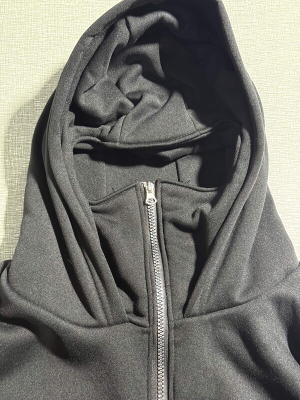 Sweat capuche rouge pour homme avec imprimé cassette rétro et crayon – Image 8